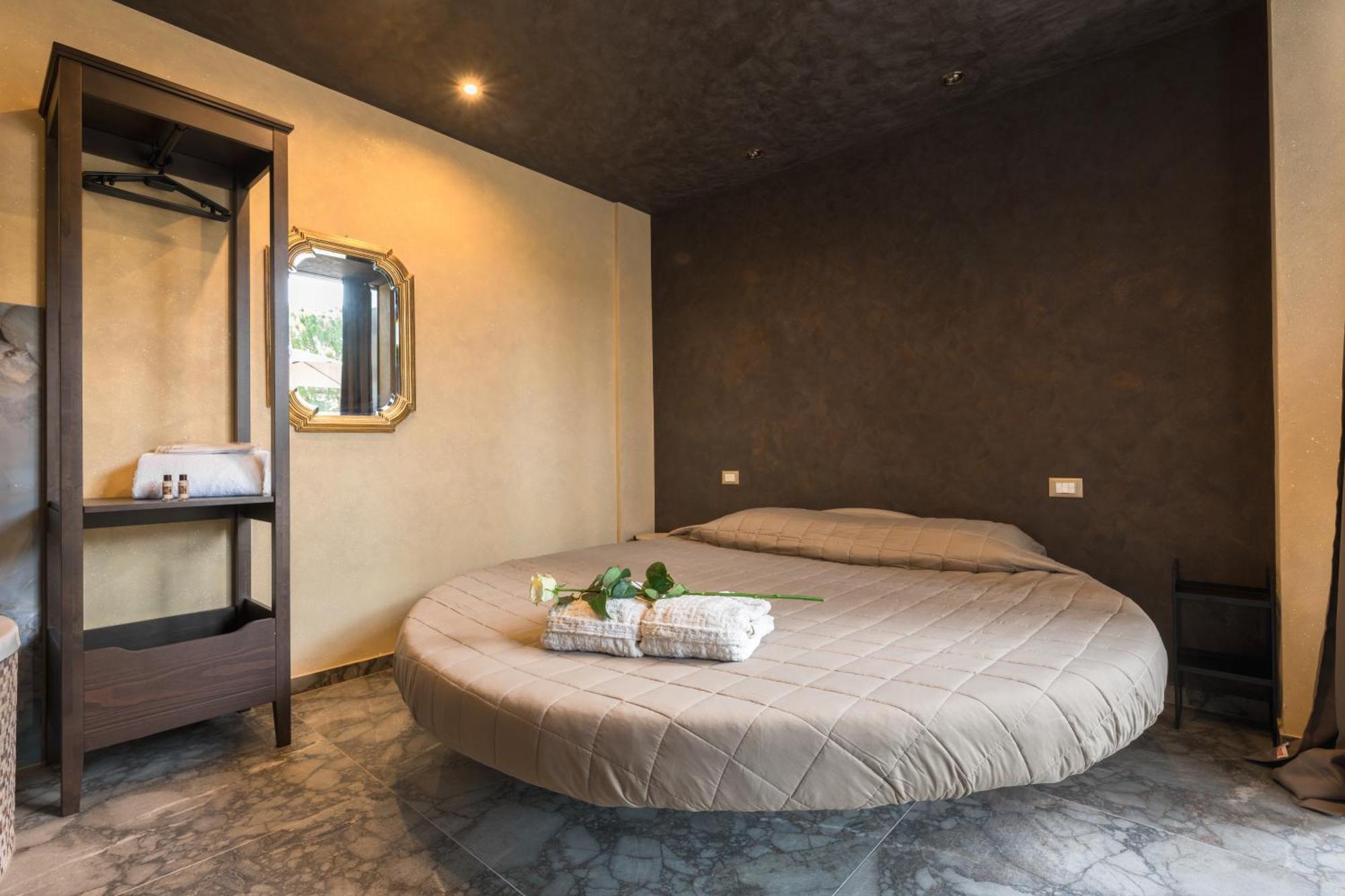 Garda Fantasy Paradise Silver O Gold Desenzano del Garda Exterior photo